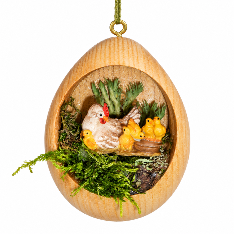 Gedrechseltes Osterei mit geschnitzter brütender Henne und Küken