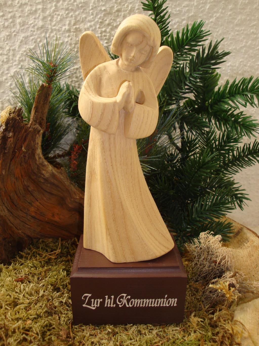 Holzengel in Natur auf Gravursockel 