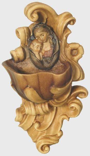 Weihwasser-Becken mit Relief Madonna