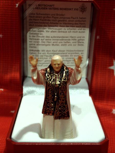 Papst Benedikt in Etui