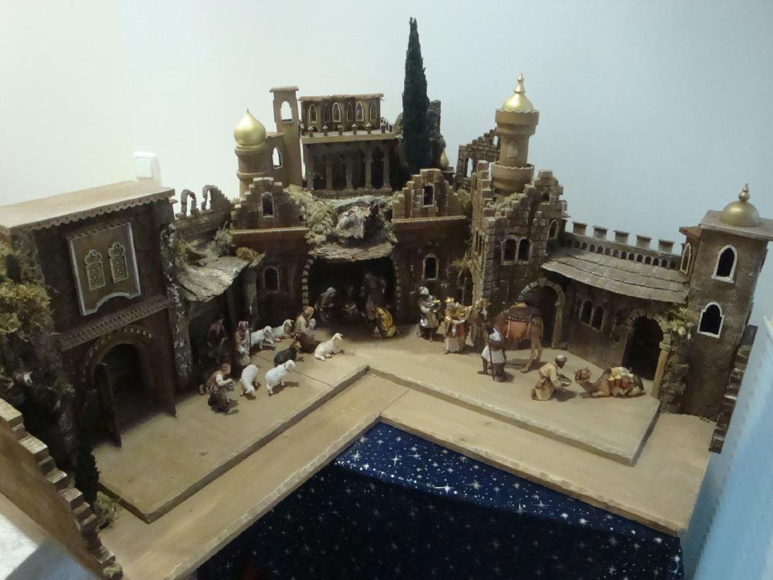 Eckstall holzgeschnitzt