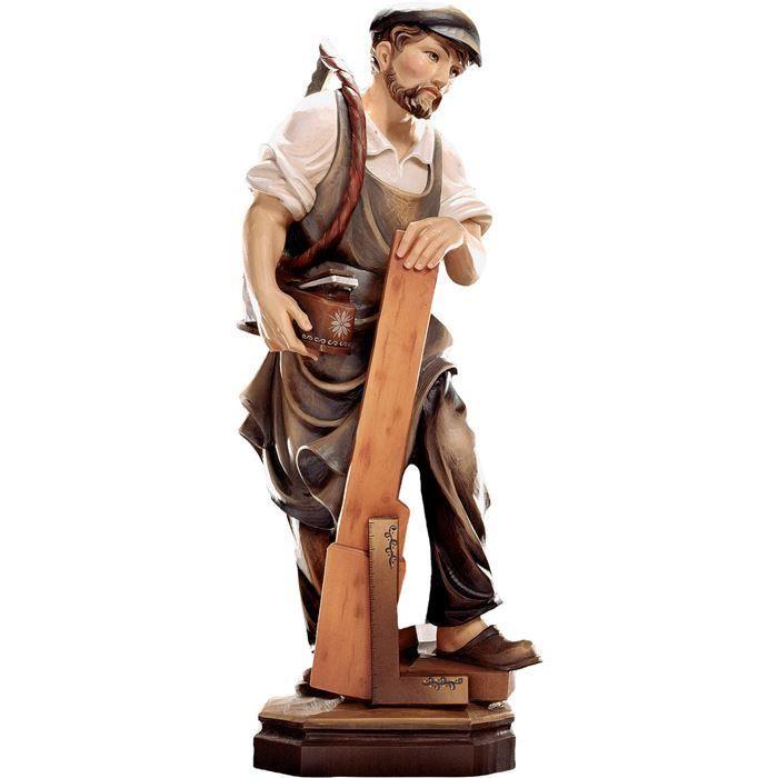 tischler aus holz mit winkelmass und werkzeug geschnitzt