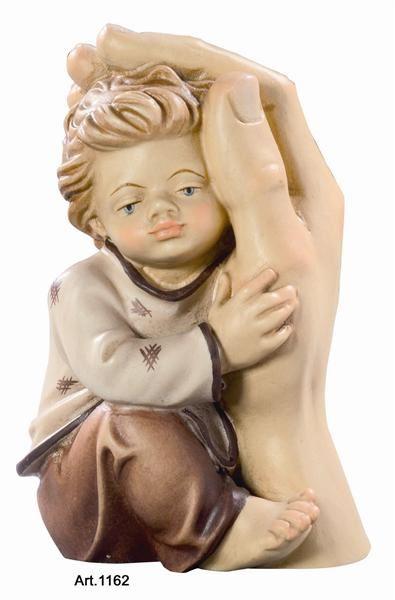 Bub in schützender Hand