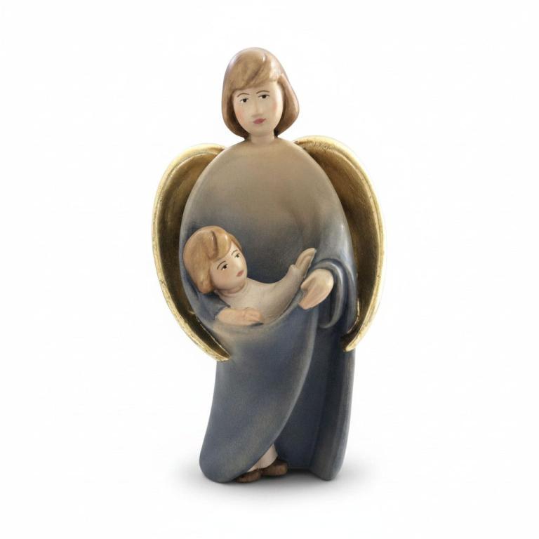 Moderner Schutzengel aus Holz mit Junge zwischen schützenden Flügeln