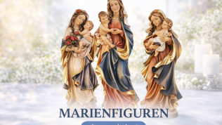 Marianfiguren im sonnigen Garten