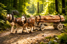 Holzgeschnitztes Pferdegespann mit zwei Zugpferden und Holzwagen beladen mit Baumstämmen – detailreiche Figur der traditionellen Forstwirtschaft