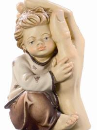 Bub in schützender Hand